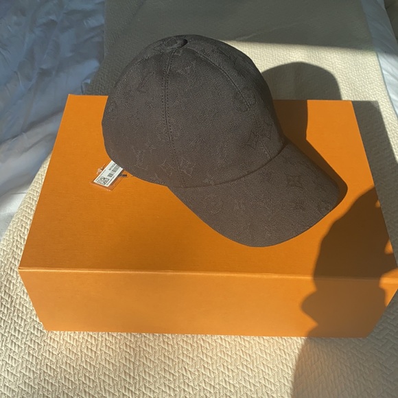 SOLD Louis Vuitton Monogram Essential Cap NWT - Picture 5 of 9
